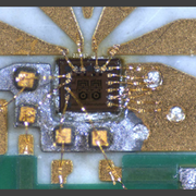 Abbildung 2 Nahaufnahme des Prototyp MMICs Aufbaus. (Janis Wörmann, ILH)