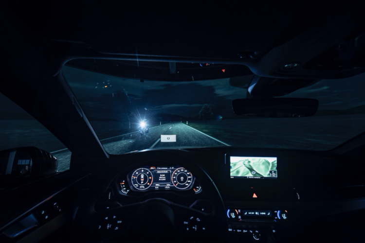 Image from the driving simulator with a view of the driving simulation. The headlights of the oncoming vehicle are simulated realistically by means of movable glare sources. [Image: Aalen University of Applied Sciences]