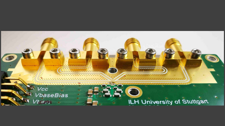 Abbildung 1 Träger-Aufbau des QVCO Prototyp MMICs zur experimentellen Verifikation. (Janis Wörmann, ILH)