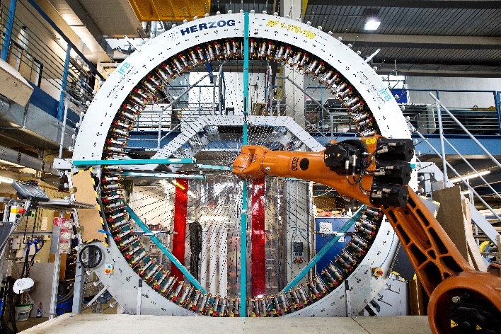Braiding machine with industrial robot [Photo: University of Stuttgart].