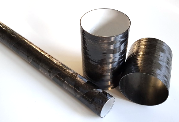 Interior of pipes is coated with aluminum oxide (white, on the left), and with titanium oxide (dark blue, on the right) [Photo: University of Stuttgart)